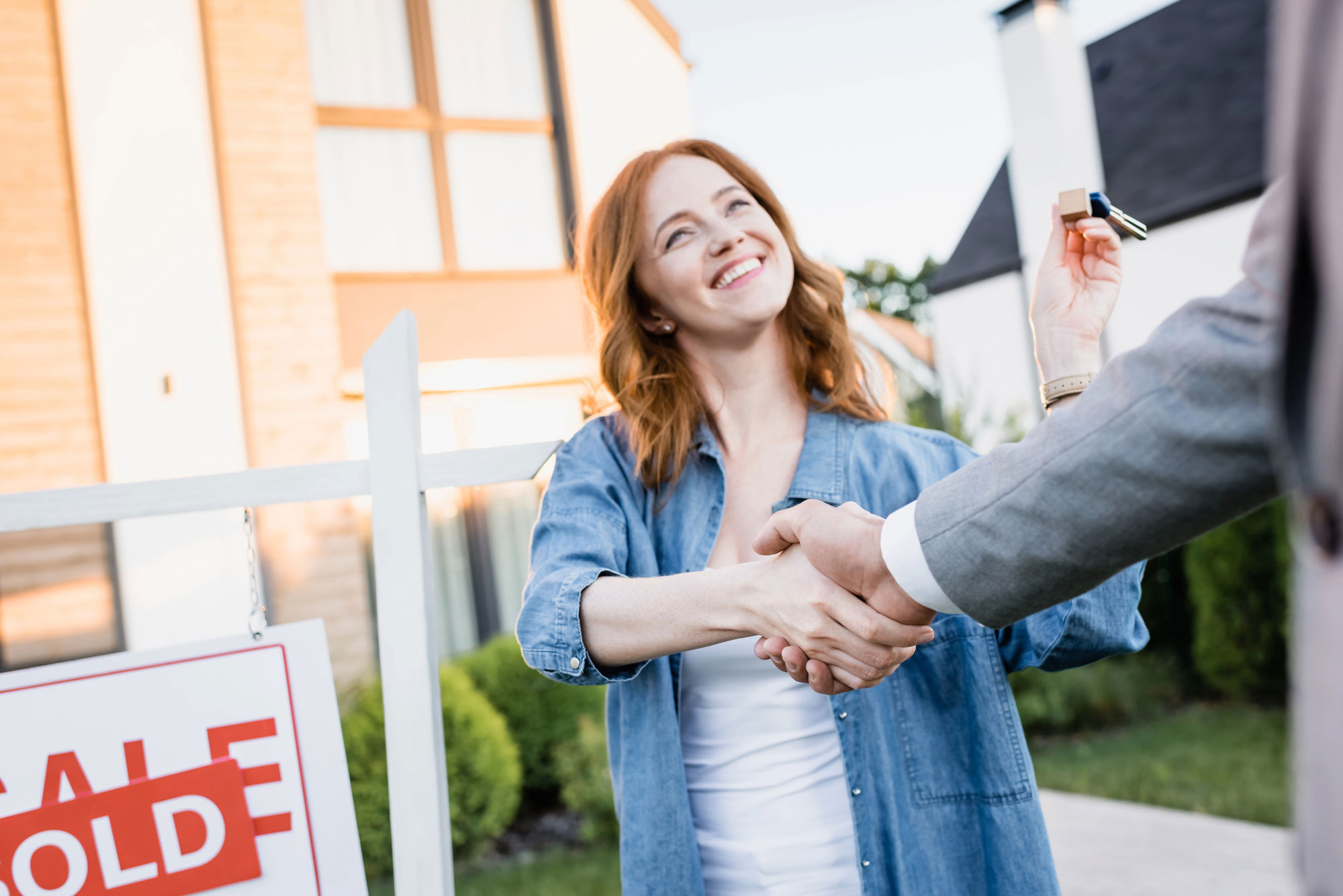 woman shaking hands with Closing Lawyer in Queens County, New York
