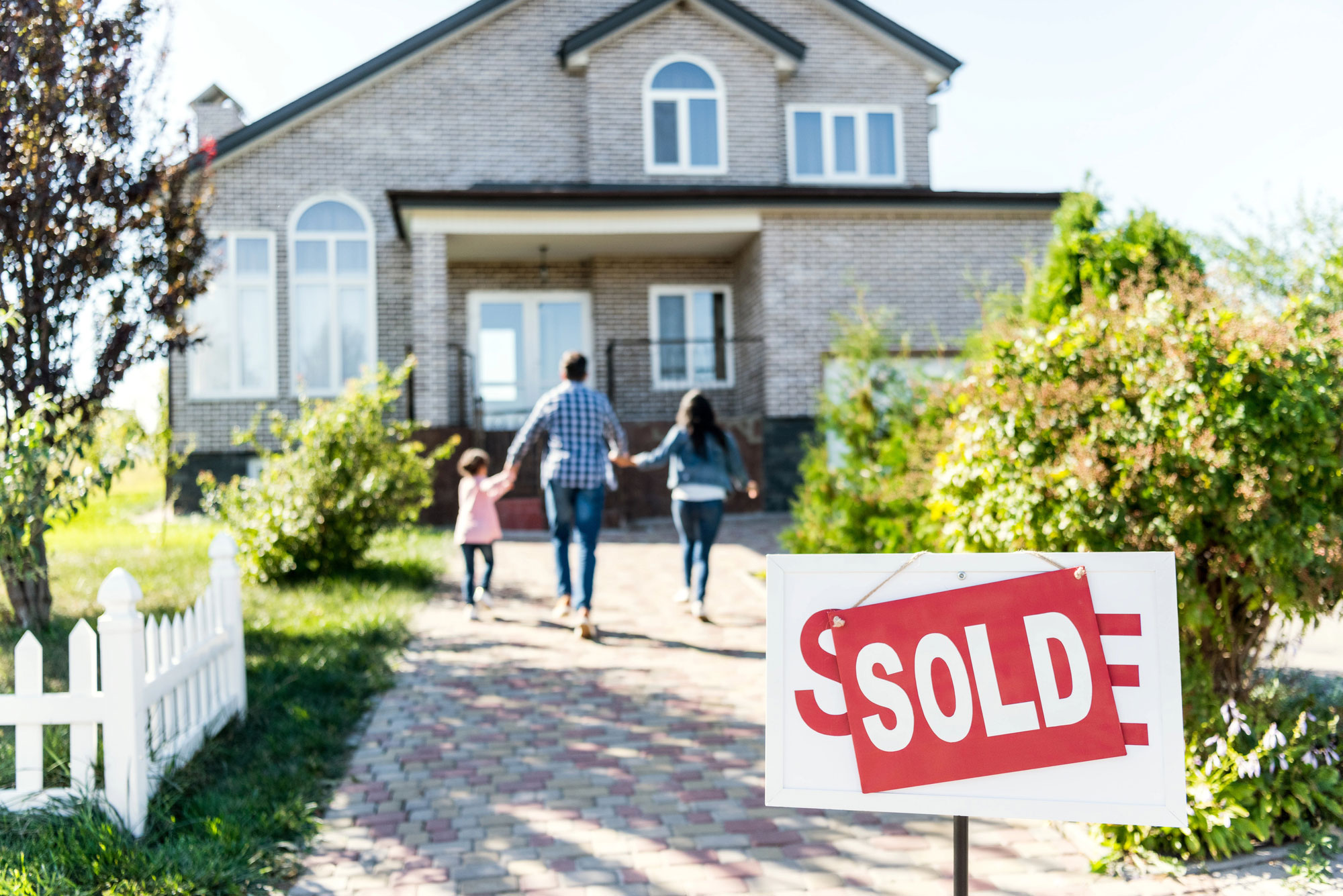 Family walking to newly purchased home after working with a lawyer for buying a home in Long Island, NY 