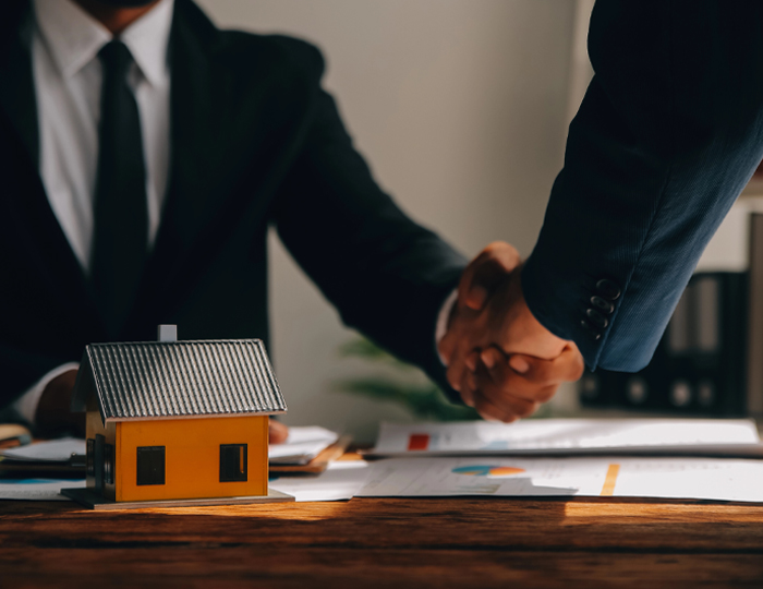 Real Estate Attorney in Woodmere, NY Helping Client to Buy a Home